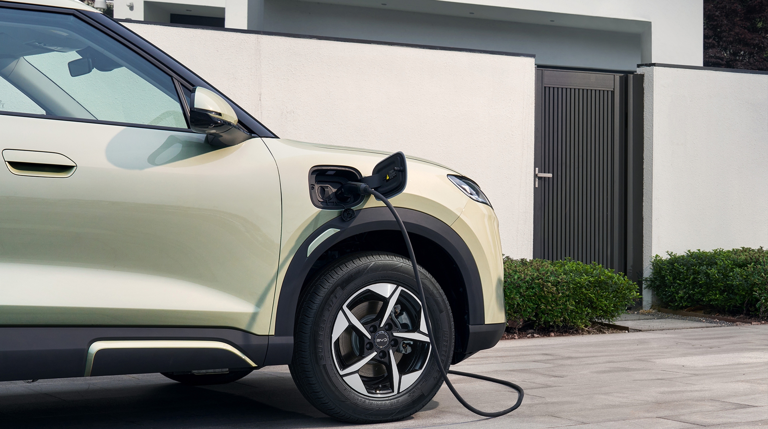 Инновационная технология Vehicle-to-Load (V2L) превращает YUAN UP в мобильный источник питания.
